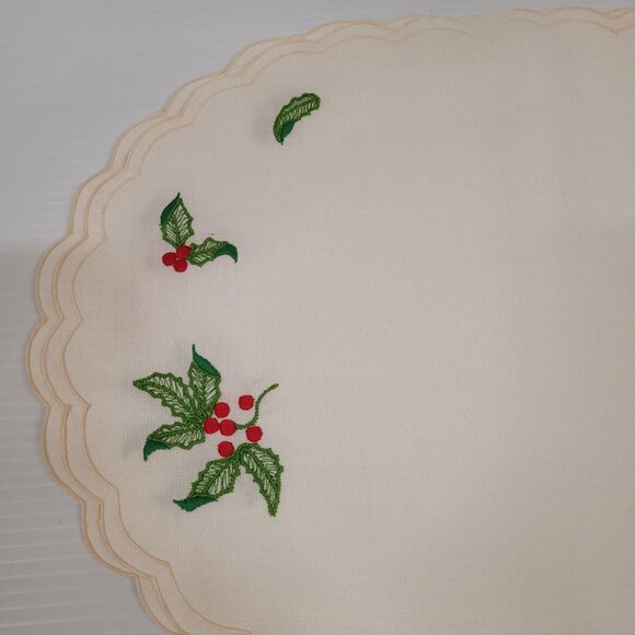 W C Imports Placemats Set 4 Ivory Beige Scalloped Edge Embroidered Holly - Picture 4 of 6